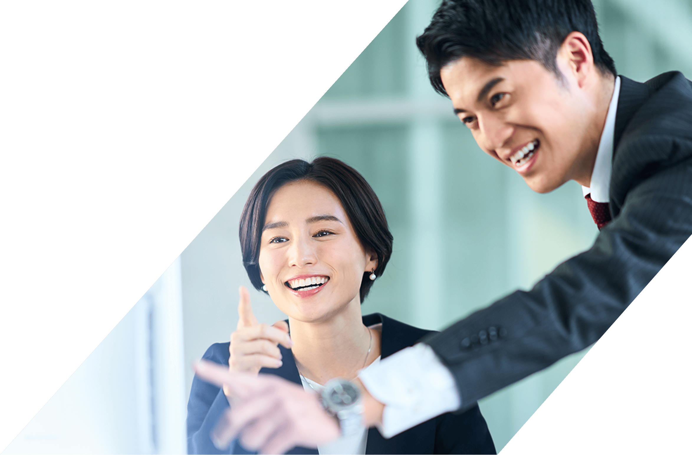 パソコン画面医向かって指差しする男女社員