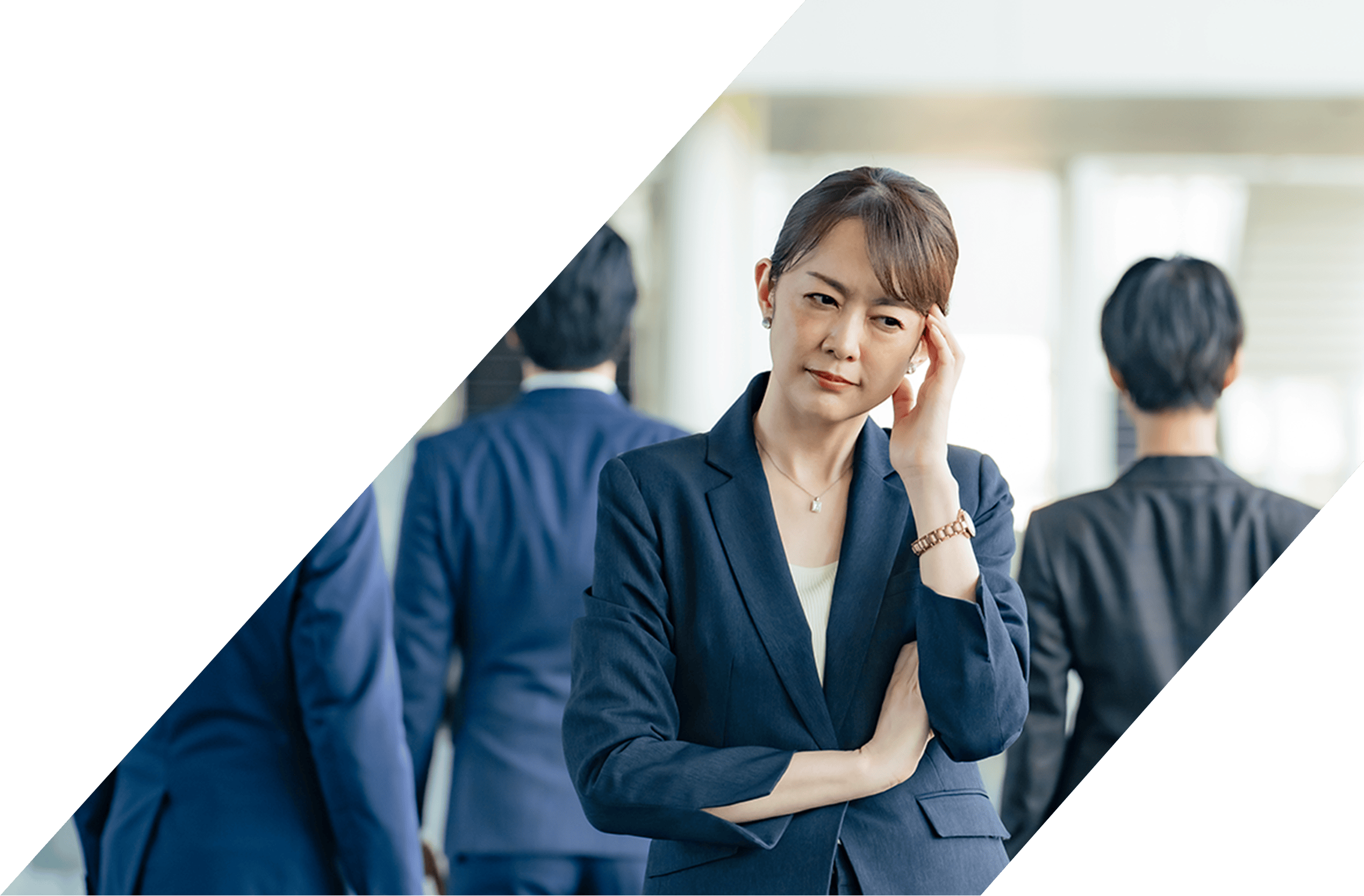 こめかみに手を当てて悩んでいる女性社員