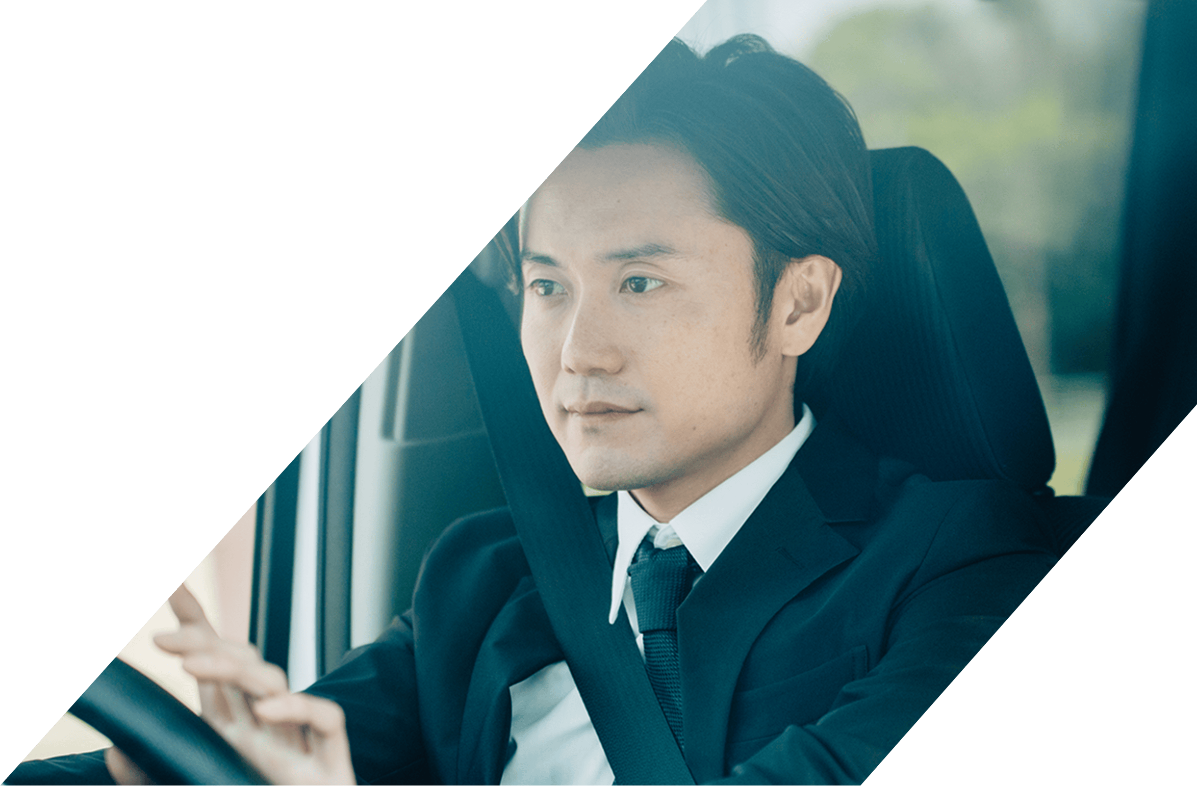 真面目な顔で運転している男性社員