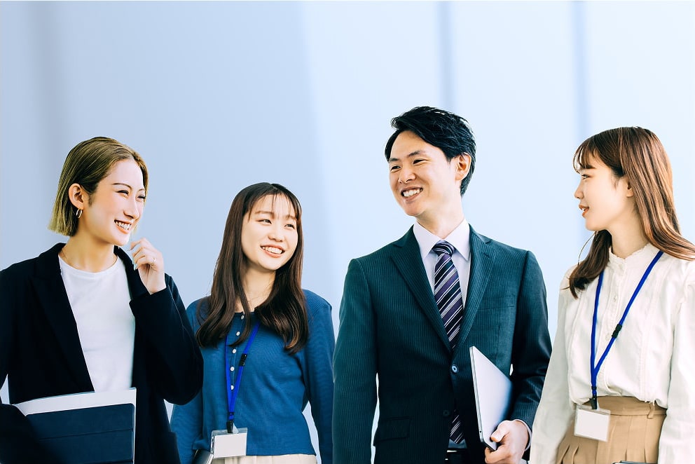 笑顔の４人の男女の社員