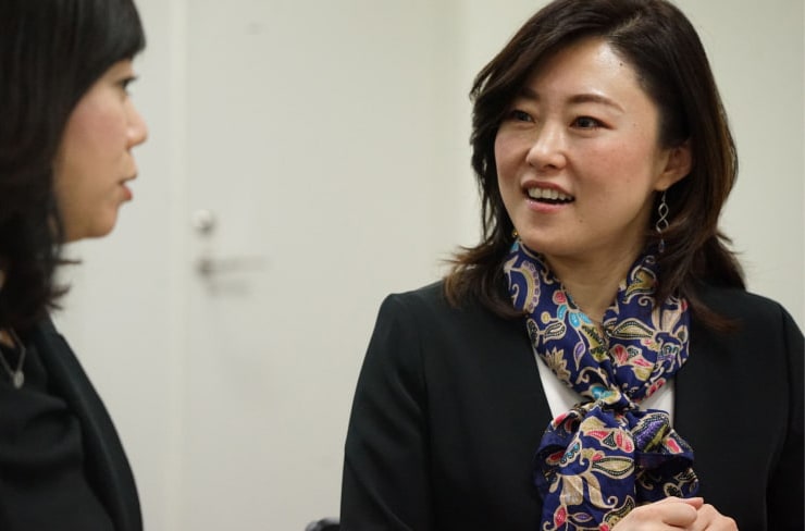 研修を受けている女性