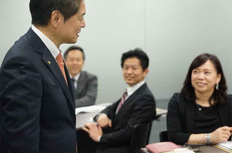 研修を受けている人々