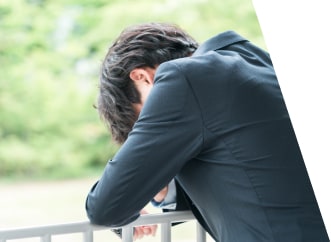 悩んでいる男性