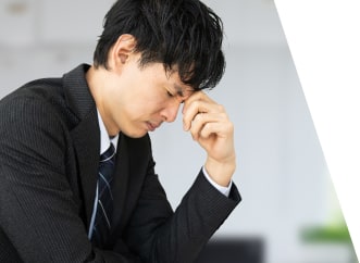 悩んでいる男性